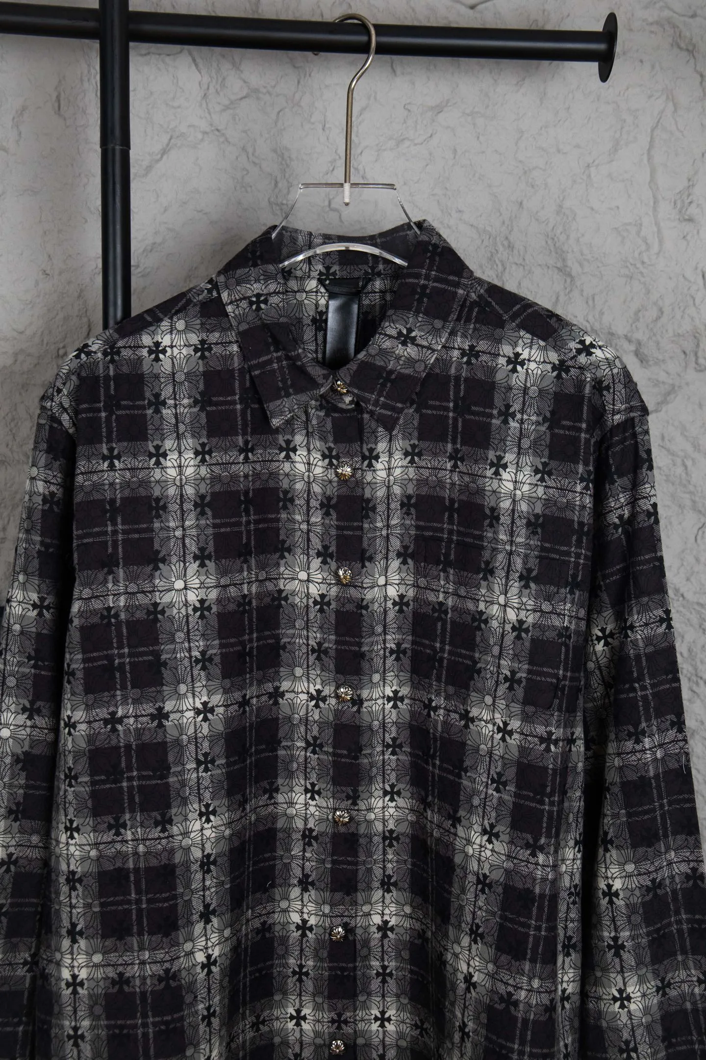 🅿️410 Style No.: M213 (the highest version on the market) Chr*me hea*ts/CH Chloé Heart Label Metal Checkered Shirt Jacket. Original replica Chloé family's unique identity silver buckle cross leather seal, custom-dyed dark pattern brand fabric, high-quality checkered pattern tailoring, cross leather patch splicing at the sleeves, one-sided chest patch pocket design, custom-made high-quality lettering hardware accessories, distressed retro silver buckle, three-dimensional version. The upper body is sassy and handsome. Natural high-street style. Needless to say, the upper body effect is natural. It is at the forefront of the trend. Its vibrant design and versatile attributes can surprise you no matter how you match it!  Size XS S M L